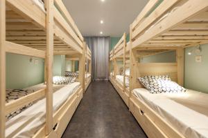 grupa czterech łóżek piętrowych w pokoju w obiekcie Balea Hostel w mieście San Sebastián