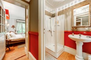 a bathroom with a shower and a sink at Villa Belle Epoque L' atelier du temps B&B in Durbuy +61 photos