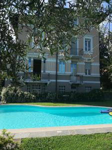 a swimming pool in front of a building at Rainbow Relais in Lesa