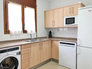 Kuchyňa alebo kuchynka v ubytovaní Rentalmar Villa Cristina Families Only