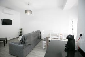 ein Wohnzimmer mit einem Sofa und einem Tisch in der Unterkunft Akicity Graca Silver in Lissabon