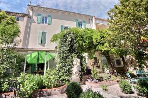 une maison avec un jardin en face dans l'établissement Effets Personnels, à Orange