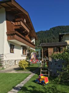 einen Spielzeuglaster im Gras vor einem Haus in der Unterkunft Haus Waldruh in Niederau