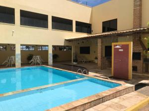 a large swimming pool in front of a building at Flat Crystal Park Porto das Dunas in Aquiraz
