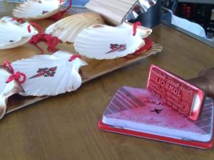 une table recouverte de gâteaux blancs givrés et d'une assiette de nourriture dans l'établissement Jumboli, à Redondela