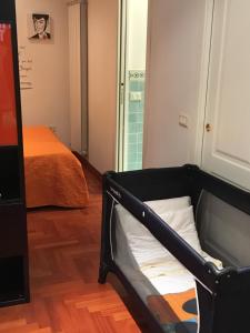 ナポリにあるBracco Suiteのベッドとベビーベッド付きの部屋