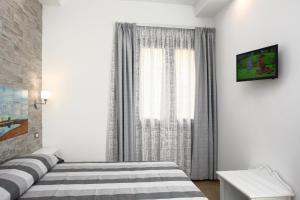 1 dormitorio con cama y ventana en Ninni e Fede en San Vito lo Capo