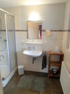 Ένα μπάνιο στο Ferienweingut Hirschen Schulstraße +58 φωτογραφίες