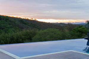 una piscina con vistas a la montaña en Pousada Chão de Minas Ouro Preto en Ouro Preto