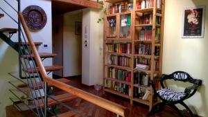 Biblioteca de l'habitació en casa particular