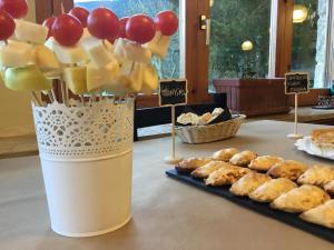 una mesa con un montón de pasteles y un jarrón con globos en Xalet-Refugi U.E.C., en La Molina