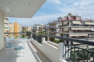 Balkonas arba terasa apgyvendinimo įstaigoje Luxurious apt in the Athenian Riviera