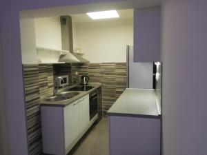 Apartment "M&M" free parking的厨房或小厨房