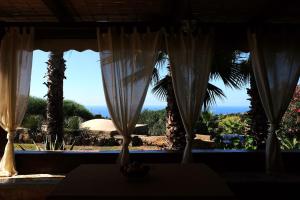 スカウリにあるLa Stele di Rekaleの海の景色を望む窓付きの客室です。