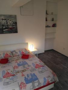 索林Apartment "M&M" free parking的房间里有一张床的卧室