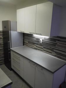 Apartment "M&M" free parking的厨房或小厨房