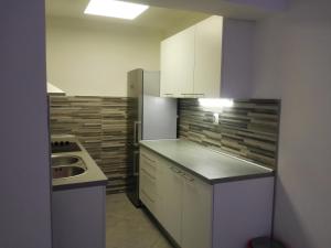 Apartment "M&M" free parking的厨房或小厨房