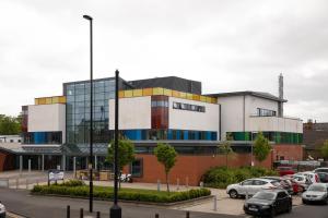 un edificio con coches estacionados en un estacionamiento en Grainger Apartments en Newcastle