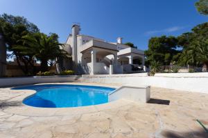 una piscina frente a una casa en INNOUTHOME Casa Piscina, en L'Ametlla de Mar