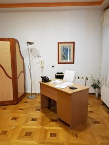 biuro z biurkiem z laptopem w obiekcie Prenociste Klas w mieście Pleternica