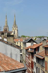 En generell vy över Bayonne eller utsikten över staden från lägenhetshotellet