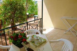 ein weißer Tisch und Stühle auf einem Balkon in der Unterkunft Villaggio Turistico Defensola in Vieste