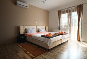 سرير أو أسرّة في غرفة في Guest House Bunčić Rooms & Apartments