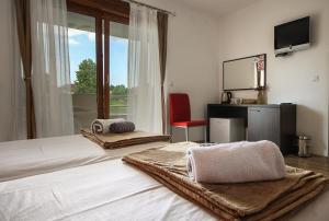 سرير أو أسرّة في غرفة في Guest House Bunčić Rooms & Apartments