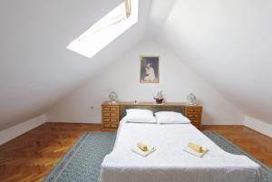 ein Schlafzimmer mit einem Bett mit zwei Kissen darauf in der Unterkunft Stone Villa Rea in Mravince
