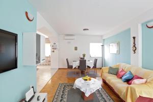 ein Wohnzimmer mit einer Couch und einem Tisch in der Unterkunft Stone Villa Rea in Mravince