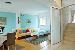 Ein Sitzbereich in der Unterkunft Stone Villa Rea