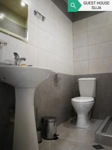 Bilik mandi di Guesthouse Suja