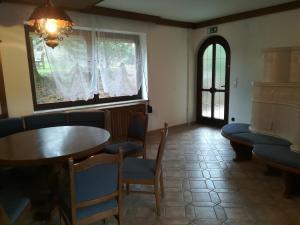 ein Esszimmer mit einem Tisch, Stühlen und einem Fenster in der Unterkunft Haus Mitterfeld in Kasten bei Böheimkirchen