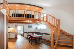eine Treppe in einem Haus mit einem Tisch und einem Esszimmer in der Unterkunft Schnatterhof in Lambrechten