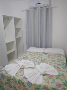 uma cama com duas toalhas em cima em Pousada Beira Mar em Recife