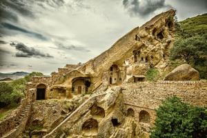 un viejo edificio de piedra en una colina con un cielo en wine valley en Udabno