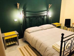1 dormitorio con 1 cama grande y cabecero verde en B&B Viale dei Pini, en Rocca Priora