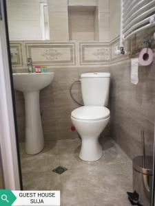Bilik mandi di Guesthouse Suja