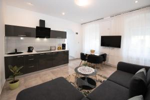 Il comprend un salon avec un canapé et une table. dans l'établissement Apartment Emili, à Opatija