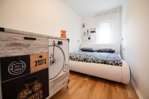 - une chambre avec un lit muni d'une pancarte à vélos dans l'établissement Apartment Emili, à Opatija