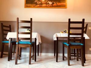 Rocca PrioraにあるB&B Viale dei Piniのテーブル(椅子2脚付)とテーブル(馬絵付)