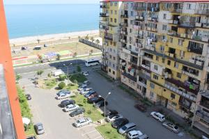 een luchtzicht op een parkeerplaats naast het strand bij Sea view apartment in Batoemi