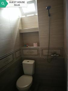 Bilik mandi di Guesthouse Suja