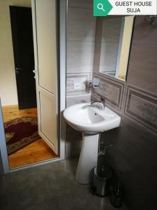 Bilik mandi di Guesthouse Suja