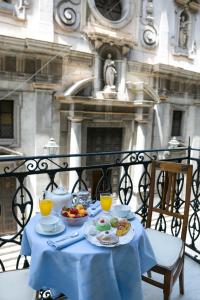 - une table avec de la nourriture et des boissons sur un balcon dans l'établissement B&B Santa Caterina, à Palerme