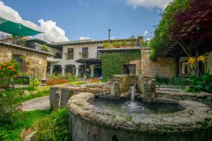 アンティグア・グアテマラにあるHotel Posada de Don Rodrigo Antiguaの噴水付きの庭園