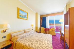 Postel nebo postele na pokoji v ubytování Admiral Art Hotel