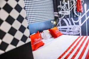 Postel nebo postele na pokoji v ubytování Admiral Art Hotel