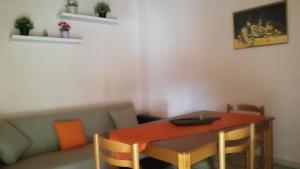 sala de estar con mesa y sofá en Angelos Κandia Apartments, en Kandia