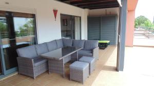Un patio con una mesa y sillas en un balcón. en Landeiro MarinaPark Apartment, en Lagos